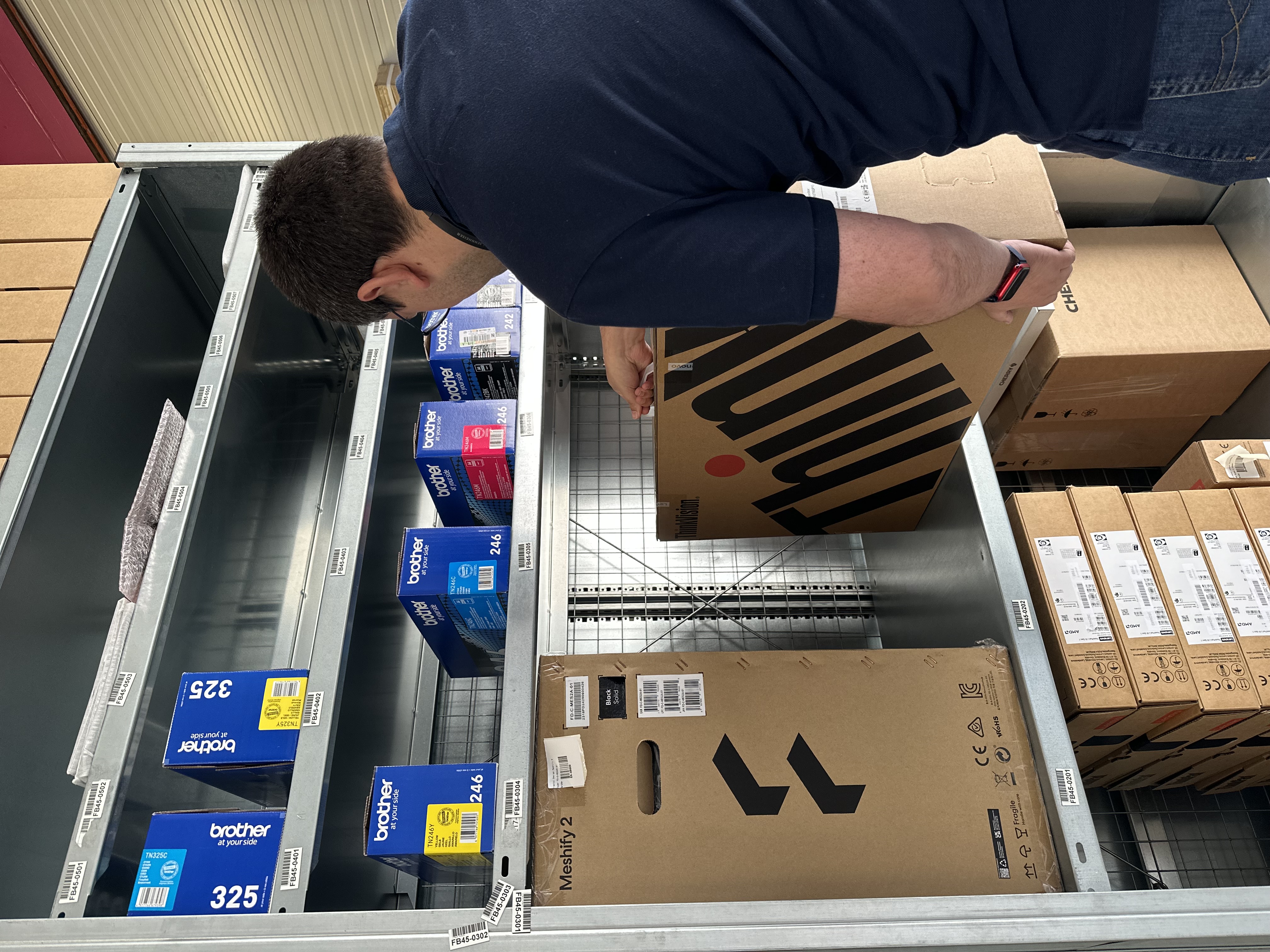 DAZIT Hardware im Regal