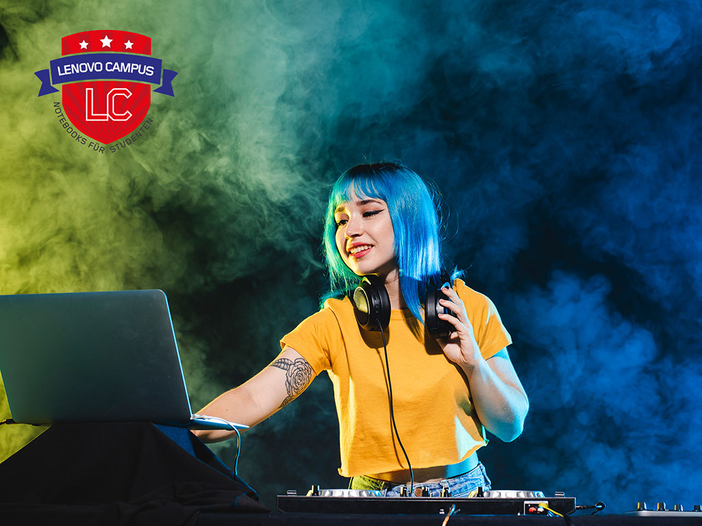 Junge Frau mit blauen Haaren am DJ-Pult, umgeben von buntem Rauch, der eine dynamische Club-Atmosphäre schafft. Oben links in der Ecke befindet sich das Lenovo Campus Logo – Symbol für kreative Technologie, Musik und junge Zielgruppen.